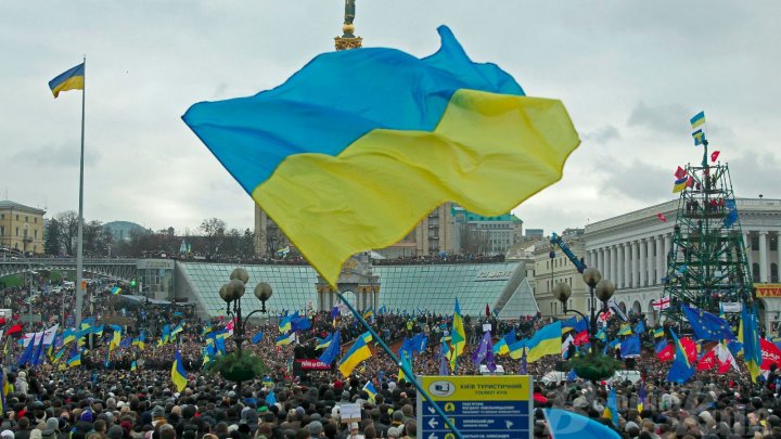 Цього дня відбулося перше велике віче Євромайдану