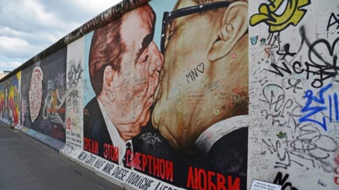 34 роки тому почалося руйнування Берлінської стіни