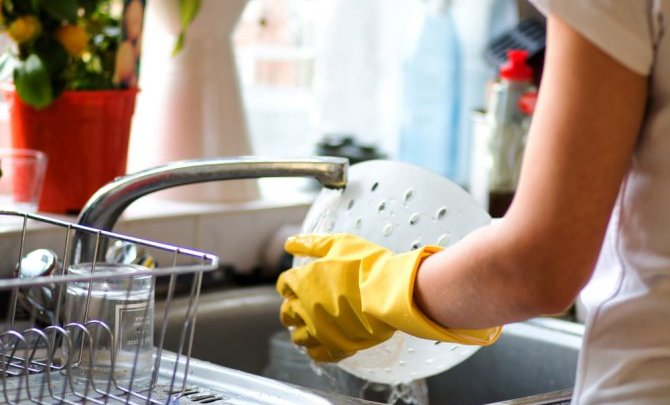 Як миючі засоби небезпечні для ваших рук?