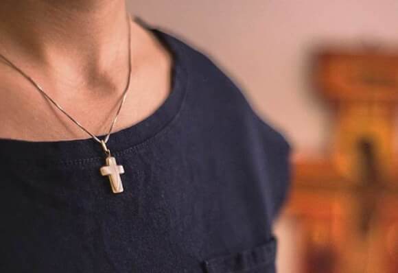 Хрест на моїй шиї — не прояв віри. Чому я ношу його?