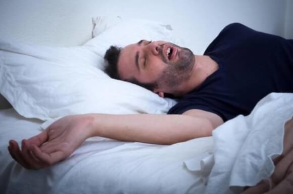 Говорити уві сні – не хвороба: медики спростували головні міфи про любителів “попліткувати” вночі