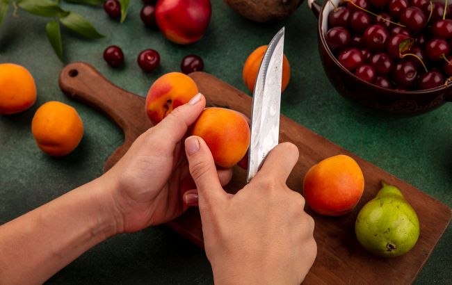 Ось чому не можна їсти з ножа. Справжнє значення давньої прикмети