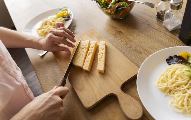 Ось що буде з вашим організмом, якщо ви почнете їсти менше твердого сиру