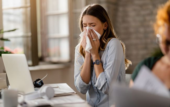 Ось чому не можна стримувати чхання: лікар розповів про небезпечну звичку