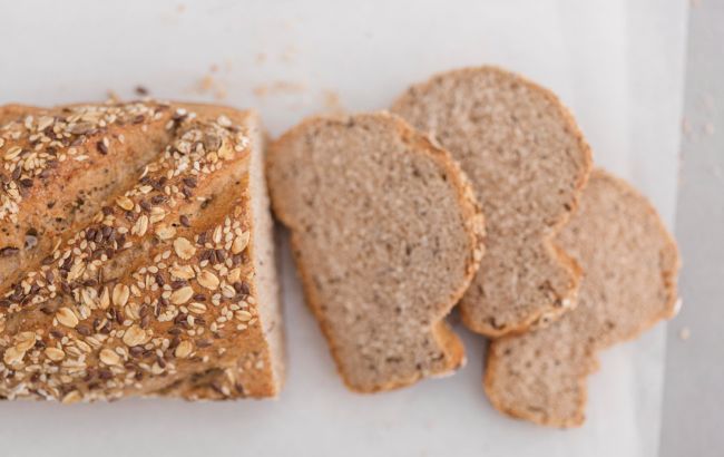 Чому не можна прибирати хлібні крихти зі столу рукою: це варто знати