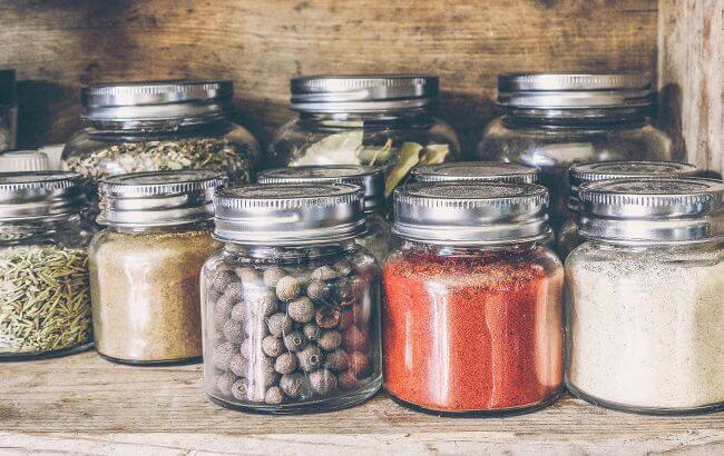 Знижують ризик раку та цукор в крові: ось які спеції обов’язково повинні бути у раціоні