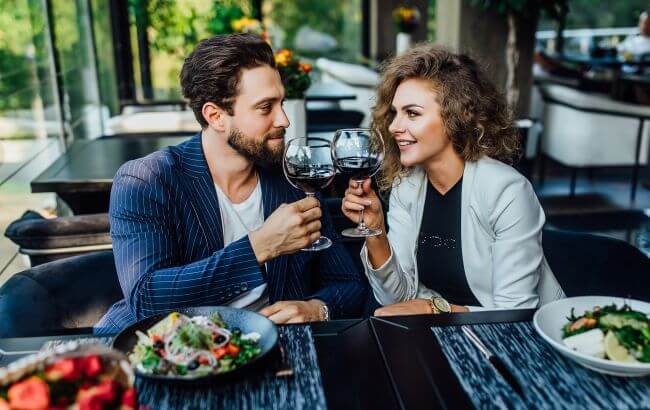 4 дурні помилки, які роблять майже всі чоловіки на побаченнях: як жінці варто реагувати