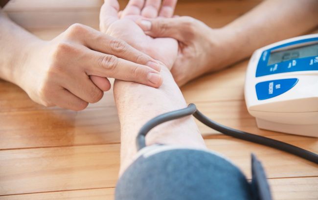 Дослідники з’ясували, як високий кров’яний тиск у 30-40 років пов’язаний із ризиком деменції
