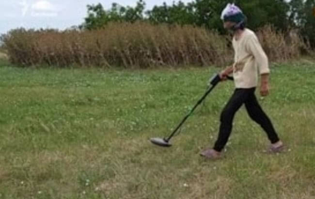 “Я не боюся”. Українська пенсіонерка самотужки розміновує поля у своєму селі