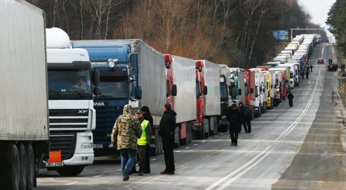 Словацькі перевізники заблокують кордон з Україною – не перешкоджатимуть гуманітарним та військовим вантажам