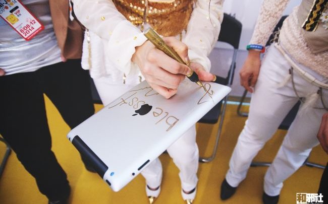 Від Спілберга до Зеленського: за скільки можна продати автограф знаменитості